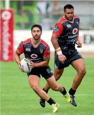  ?? PHOTO: PHOTOSPORT ?? Shaun Johnson, left, is excited about at last beginning a new season at Mt Smart Stadium.