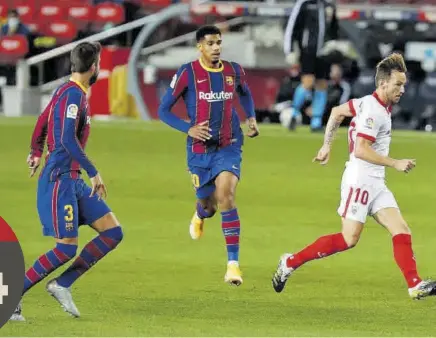  ?? VALENTÍ ENRICH ?? Ronald Araujo y Gerard Piqué ya se midieron al Sevilla esta temporada en el Camp Nou, en el único partido en el que el Barça ha recibido un gol cuando están juntos sobre el terreno de juego
//