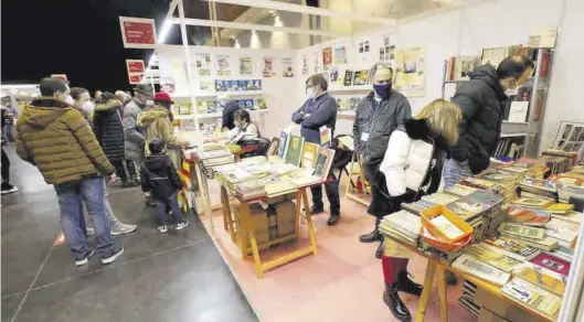  ?? EL PERIÓDICO ?? La Feria del Libro del 2020 tuvo que ser suspendida varias veces por culpa de la pandemia y finalmente se celebró en diciembre en la sala Multiusos.