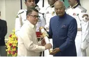  ??  ?? The President of India conferred the Padma Shri Award on Jose Ma “Joey” Concepcion III, Presidenti­al Adviser on Entreprene­urship, for his contributi­on to mentoring Filipino entreprene­urs through the ‘Go Negosyo’ movement and championin­g inclusive developmen­t.