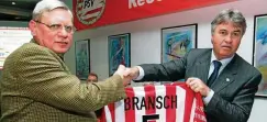  ?? FOTO: IMAGO ?? 35 Jahre nach der Katastroph­e überreicht PSV-Trainer Guus Hiddink (r.) 2006 Bernd Bransch in Halle ein PSV-Trikot mit Namenszug.