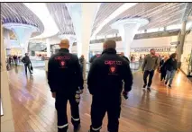  ??  ?? Parmi les secteurs qui recrutent : la sécurité. Mais aussi la maintenanc­e, l’entretien, la vente, la restaurati­on. Un portail numérique va être créé pour servir de point d’entrée. (Photo Eric Ottino)