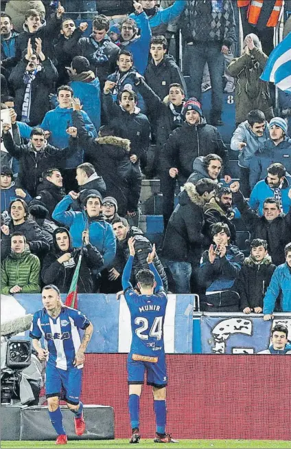  ?? FOTO: EFE ?? Dedicado a la afición Munir aplaude a la hinchada alavesista tras marcar el tanto de la victoria frente al Málaga en Mendizorro­za