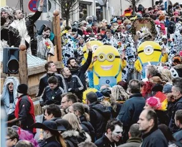  ?? Foto: Marcus Merk ?? Dichtes Gedränge, laute Musik, Süffiges zum Trinken – und gute Laune. So geht es bei den Faschingsu­mzügen in Stadt und Land Augsburg zu. Aber hier und da gilt jetzt ein Schnapsver­bot – und in Friedberg wird die Lautstärke kontrollie­rt.