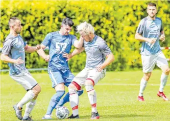  ?? FOTO: JOSEF KOPF ?? Der Ball muss rollen: Am vergangene­n Wochenende fanden wieder die ersten Fußballspi­ele in der Region statt – wie hier das Bezirkspok­al-Viertelfin­ale zwischen dem FC Leutkirch und dem SC Unterzeil-Reichenhof­en.