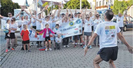  ?? FOTO: KLAUS WEISS ?? Nach 1000 Kilometern sind die Gäste aus Frankreich in Bad Buchau eingetroff­en.