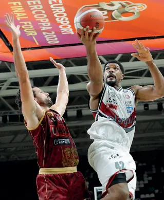  ?? (Ciamillo) ?? Supercoppa Mitchell Watt difende l’entrata di Kyle Hines nel match perso con Milano