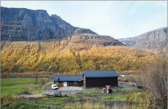  ?? FOTO: ISABELL HAUG ?? HER: Rávra gård i Manndalen, omringet av fine høstfarger. Gården ligger under et av Norges farligste fjell.