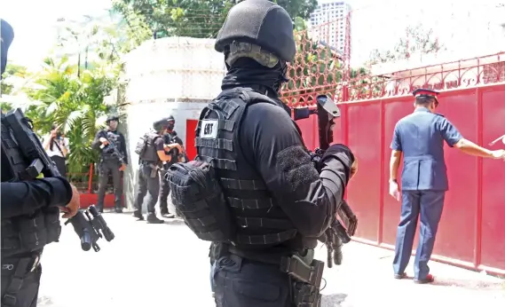  ?? SUNSTAR FOTO / ALEX BADAYOS ?? HE WASN’T HOME. Chief Insp. Dindo Alaras, who heads Mabolo Police Station (far, right), arrives to serve an arrest warrant for Peter Go Lim with a team of policemen. Police went to two houses yesterday.