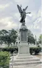  ??  ?? DAMAGED: A war memorial in Graaff-Reinet