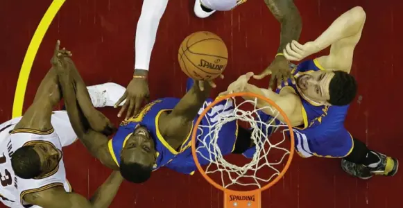  ?? RON SCHWANE/GETTY IMAGES FILE PHOTO ?? Draymond Green, centre, Klay Thompson and the Golden State Warriors spent a lot of time — as per usual — around the opposition’s basket in last season’s NBA final against the Cavaliers.