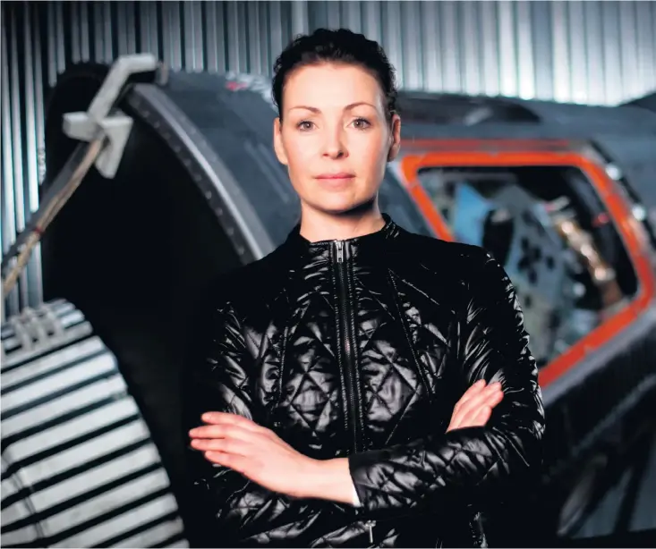  ??  ?? Renata Chlumska, en av få svenskar med en biljett till rymden, har träffat Richard Branson i Mojaveökne­n där Virgin Galactics farkoster byggs.