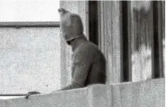  ?? Foto: dpa ?? Ein prägendes Bild der Spiele 1972: Ein vermummter arabischer Terrorist zeigt sich auf dem Balkon des israelisch­en Mannschaft­squartiers im olympische­n Dorf.