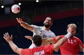  ?? (Photos AFP) ?? Déjà qualifiés et assurés de la première place de leur groupe, les Bleus de Nikola Karabatic ont chuté face aux Norvégiens, hier. Ils ont surtout vu N’Guessan (mollet) et Descat (adducteur) sortir sur blessure.