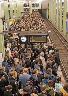  ?? FOTO: IMAGO ?? Bitte Geduld! Auch im Berliner Nahverkehr gab es Probleme. Züge fuhren gar nicht oder mit Verspätung.