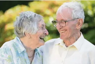  ?? Dominic Salter ?? ●● Gina and Peter Davies are celebratin­g 70 years of marriage