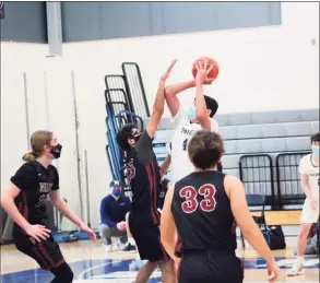  ?? Paul Augeri / For Hearst Connecticu­t Media ?? Morgan’s Connor Duffy shoots from the lane as Valley Regional’s Saagar Patel defends on Saturday.