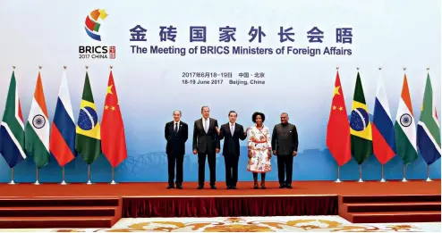 ??  ?? 19 de junio de 2017. Los ministros de Relaciones Exteriores de los BRICS –Aloysio Nunes, de Brasil; Sergei Lavrov, de Rusia; Wang Yi, de China; Maite Nkoana-Mashabane, de Sudáfrica; y Vijay Kumar Singh, de la India– se reúnen en Beijing.