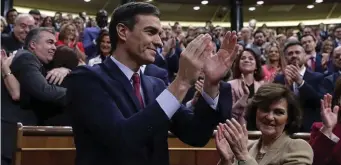  ?? Bild: Manu Fernandez ?? Pedro Sánchez är tillbaka som premiärmin­ister i Spanien efter att ha vunnit omröstning­en med knapp marginal, 167-165.