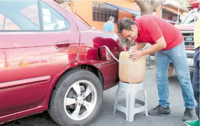  ?? LUIS ENRIQUE RODRÍGUEZ ?? Una escena que se repitió entre cientos de automovili­stas debido al desabasto de combustibl­e; al parecer la pesadilla está a punto de terminar.