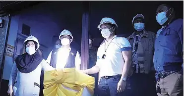  ??  ?? Task Force Bangon Marawi (TFBM) chairman Secretary Eduardo Del Rosario leads the ceremonial energizati­on of Marawi MAA’s (Most Affected Area) Sector 1 and Sector 2 in Barangay Tolali with Marawi City Mayor Majul Gandamra, saying the event signals the government’s commitment in hastening the city’s recovery and rebuilding process.