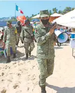  ?? Vigilaron las playas en diciembre /ARCHIVO MARTÍN GÓMEZ ?? Militares