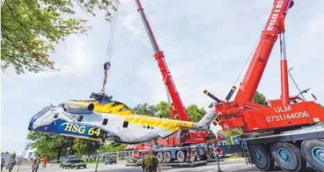  ?? FOTO: LIEBHERR ?? Spektakulä­r: Der schwere Bundeswehr-Hubschraub­er hängt am Liebherr-Mobilkran.