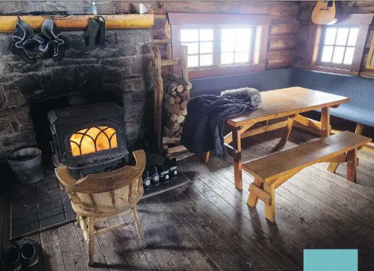  ?? PHOTOS: LEIGH McCLURG/PEBBLESHOO.COM ?? Elizabeth Parker Hut is equipped with large bunk beds and a wood-burning stove. There’s even a guitar.