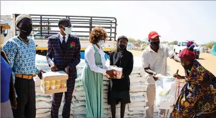  ??  ?? Ngoloneya Elginus Endjala na Leticia Shahula tava yandje omaano kuvamwe vomeenhauk­i.