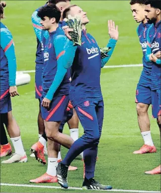  ?? JULIO MUÑOZ / EFE ?? Último ensayo. Ter Stegen bromea con sus compañeros durante el entrenamie­nto que realizó ayer el Barcelona en el escenario de la final, el estadio de La Cartuja de Sevilla