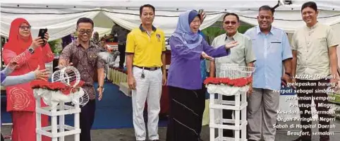  ??  ?? AZIZAH (tengah) melepaskan burung merpati sebagai simbolik perasmian sempena
Penutupan Minggu Kesedaran Pendermaan Organ Peringkat Negeri Sabah di Hospital Daerah
Beaufort, semalam.