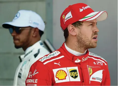  ?? Foto: Gandolfini, afp ?? Noch führt Ferrari Pilot Sebastian Vettel (rechts) in der WM Wertung. Sein schärfster Verfolger Lewis Hamilton hat den Rückstand aber verkleiner­t.