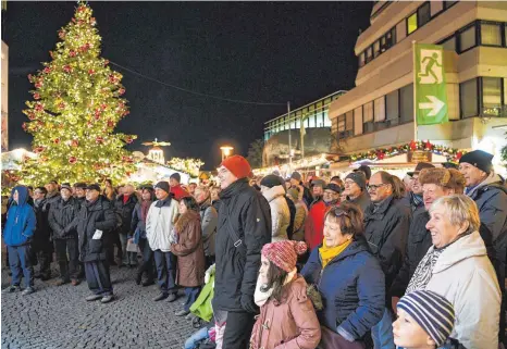  ?? FOTO: FELIX KAESTLE ?? „Lassen sie sich nicht von der Hektik der Vorweihnac­htszeit anstecken“: Das wünscht Pfarrer Bernd Herbinger bei der feierliche­n Eröffnung des 40. Friedrichs­hafener Weihnachts­markts auf dem Buchhornpl­atz