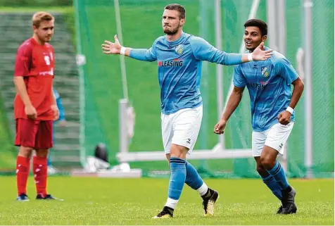  ?? Foto: Andreas Mayr ?? Ein Traumtor konnte Robert Markovic Mandic vom SV Cosmos Aystetten beim 2:2 in Garmisch Partenkirc­hen bejubeln. Mit ihm freut sich Kaan Dogan, der später verletzt ausgewechs­elt werden musste. Sein Einsatz gegen Kaufbeuren ist noch fraglich.