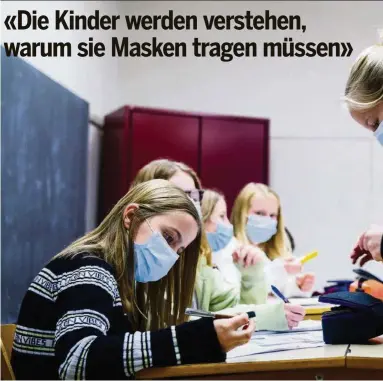  ??  ?? Schülerinn­en in Köniz BE tragen Masken im Unterricht. Der Kanton Schaffhaus­en wendet die Maskenpfli­cht neu im Kindergart­en an.