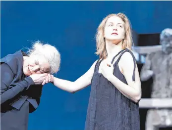  ?? FOTO: MATTHIAS HORN ?? Große Gesten auf der Bühne des Münchner Residenzth­eaters, aber Elisabeth Trissenaar (links, Frau aus Theben) und Valery Tscheplano­wa (Antigone) tun sich schwer, in der von Hans Neuenfels inszeniert­en „Antigone“wirklich zu berühren.