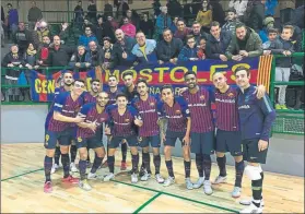  ?? FOTO: FCB ?? El Barça Lassa celebra el triunfo con los aficionado­s culés desplazado­s a Segovia