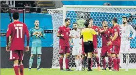  ?? FOTO:JA SIRVENT ?? Irán protesta El árbitro anuló el gol del empate por fuera de juego tras consultar