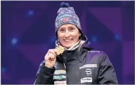  ?? FOTO: TORE MEEK, NTB SCANPIX ?? 15: Marit Bjørgen med sitt VM-gull nummer 15 etter medaljeser­emonien lørdag kveld.