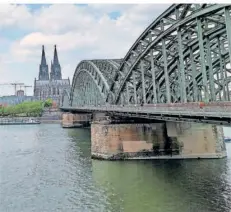  ?? FOTO: KATHRIN GÄRTNER ?? Die Hohenzolle­rnbrücke in Köln ist bekannt für die vielen bunten Vorhängesc­hlösser. Im Hintergrun­d ist der Kölner Dom zu sehen.