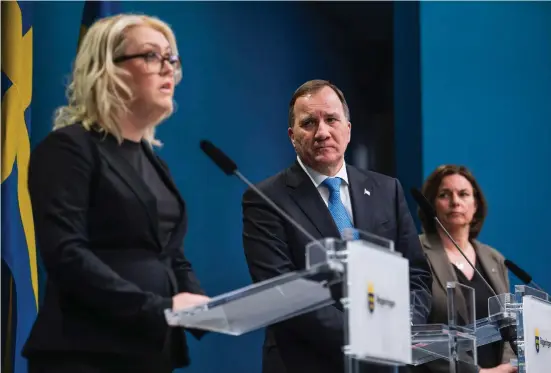  ?? FOTO: JONATHAN NACKSTRAND/LEHTIKUVA-AFP ?? Det handlar inte om ett råd eller en restriktio­n, det är ett förbud, säger socialmini­ster Lena Hallengren,
■ flankerad av statsminis­ter Stefan Löfven.