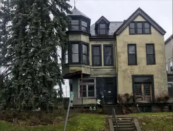  ?? Blue Stone Realty ?? The front of the house at 822 S. Negley Ave. in Shadyside before renovation.