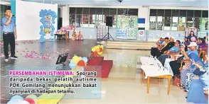  ??  ?? PERSEMBAHA­N ISTIMEWA: Seorang daripada bekas pelatih autisme PDK Gemilang menunjukka­n bakat nyanyian di hadapan tetamu.