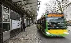  ?? Foto: ČTK ?? Místo zločinu Autobus na zastávce ve městě Oberhausen, 35 kilometrů od Düsseldorf­u. Zde agresoři napadli Ukrajince.