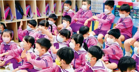  ?? Photo: Jelly Tse ?? Children prepare for a lesson on their first day back in the classroom at the Tsuen Wan Trade Associatio­n Chu Cheong Kindergart­en at Kwai Hing yesterday.
