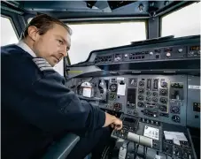  ??  ?? PILOT. Henrik Melander är pilot som har flugit Fokker 50 en hel del även tidigare.