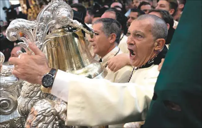  ?? AFP Photo/ Jorge Guerrero ?? Antonio Banderas, con el trono de María Santísima de las Lágrimas y los Favores, el pasado Domingo de Ramos, en Málaga