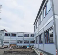  ?? FOTOS: GERD MÄGERLE ?? Wenn die Vinzenz-von-Paul-Schule aus den Containern in der Bleicherst­raße ausgezogen ist, soll die Braith-Grundschul­e dort ihr Übergangsd­omizil erhalten.