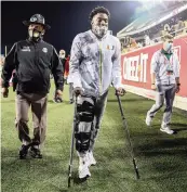  ?? AL DIAZ adiaz@miamiheral­d.com ?? Injured UM quarterbac­k D’Eriq King walks off the field after the Hurricanes lost to Oklahoma State in the Cheez-It Bowl at Camping World Stadium in Orlando on Tuesday.