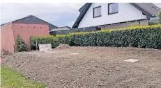  ?? FOTO: MARC LATSCH ?? Wo vorher das Unkraut wuchs, legt Sochart im Garten seine nächste Modellseil­bahn an. 15 Meter lang soll sie werden.